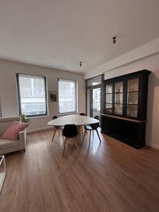 Bright, Spacious and Cozy Apartment Near the MAS