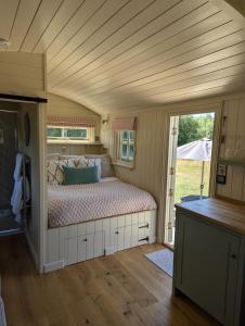The Hedgerow Hut