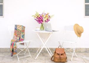 Great Value Romantic Comfy King Bed Suite Steps to Beach Fast WiFi AC 7A