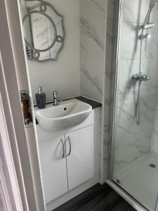 Cozy Private Double Room with Workspace & Garden View