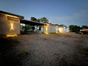 Quiet Retreat Near Airport & City Access