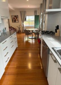 Central Teneriffe, walk to river, onsite parking