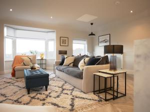 Spacious 3 Bedroom House in Glan Conwy By N And N Stays, Stylish house with 3 full bathrooms, stunning views, Close to Snowdonia National Park with private parking, Perfect for Work and Leisure Guests