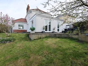 Spacious 3 Bedroom House in Glan Conwy By N And N Stays, Stylish house with 3 full bathrooms, stunning views, Close to Snowdonia National Park with private parking, Perfect for Work and Leisure Guests