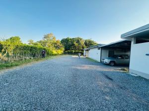 Quiet Retreat Near Airport & City Access