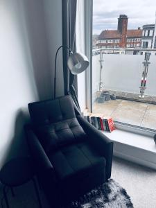 Modern 1 bed Flat-Private Balcony & Free Parking