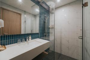 Comzy Ha Long Bayview Luxury Apartment at ICON40