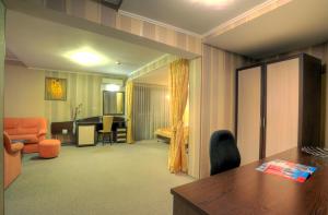 Deluxe Double Suite room in Luxor Hotel