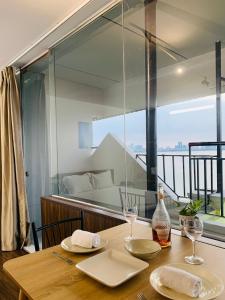 Penthouse apartment with lake view