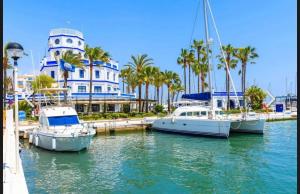 Andalusian Oasis with Jacuzzi, Pool and Free Parking
