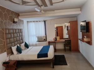 HOTEL AMBROSIA - Managed by Zenith A-217, Road No 6, Block RZ, Mahipalpur, New Delhi