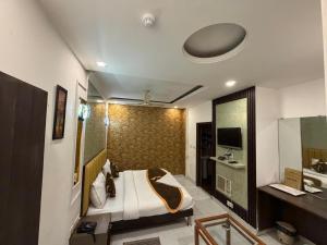HOTEL AMBROSIA - Managed by Zenith A-217, Road No 6, Block RZ, Mahipalpur, New Delhi