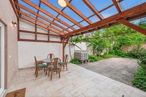 BAT Home Solutions Trier - alles was ein Hotel nicht bietet - Apartment mit STERNEN-Schlaf - ruhig im privaten hist Innenhof-Terrasse-Grill-Pergola - 5 Min zur Altstadt - direkt am Südbahnhof - für bis zu 4 Personen