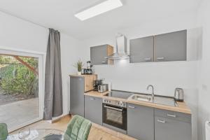 BAT Home Solutions Trier - alles was ein Hotel nicht bietet - Apartment mit STERNEN-Schlaf - ruhig im privaten hist Innenhof-Terrasse-Grill-Pergola - 5 Min zur Altstadt - direkt am Südbahnhof - für bis zu 4 Personen
