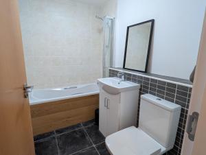 2-Min Walk to Belfast Centre - Bright Spacious with Views - Free Secure Parking