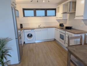 2-Min Walk to Belfast Centre - Bright Spacious with Views - Free Secure Parking