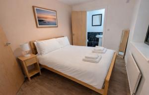 2-Min Walk to Belfast Centre - Bright Spacious with Views - Free Secure Parking