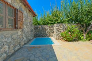 Havuzu Korunaklı Jakuzili Villa