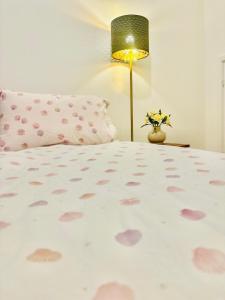 Gilded Nest-Room with Detached Bath-Double Room, Ideal for ONE