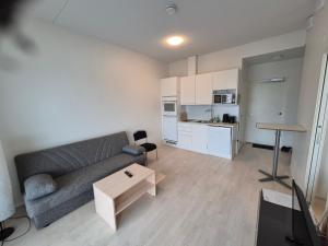 30 m2 1-bedroom app, 5 floor, close to the airpor, train station and Myyrmanni shopping center