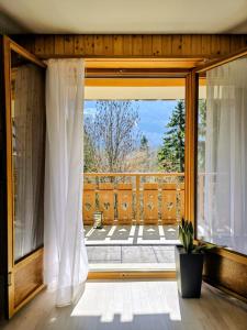 Panorama View, Balcony, 6min Walk to Lift, Modern