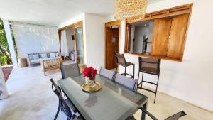 Casa Lowen Villa with Private Pool, 6 minute Walk to Beach