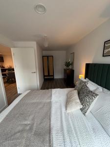 Vicarage grove close to metro link and train station with easy access to city centre Manchester United stadium and the Trafford centre