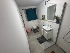 Schöne Wohnung mit eigenem Eingang Souterrain