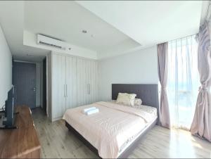 STYLISH SPACIOUS 2 BEDROOM FLAT SCBD THAMRIN RESIDENCE APARTMENT 5 MINUTES AWAY FROM GRAND INDONESIA MALL NEW FURNITURE BEST FACILITIES 67 SQM Free PARKING