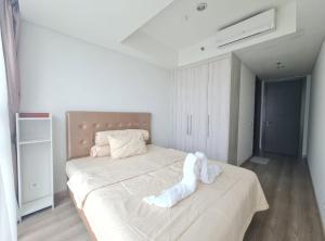 STYLISH SPACIOUS 2 BEDROOM FLAT SCBD THAMRIN RESIDENCE APARTMENT 5 MINUTES AWAY FROM GRAND INDONESIA MALL NEW FURNITURE BEST FACILITIES 67 SQM Free PARKING
