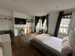 Massive cozy room with shared bathroom