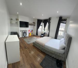 Massive cozy room with shared bathroom