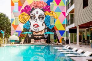 Riverwalk Nearby | King Bed | Downtown Stay