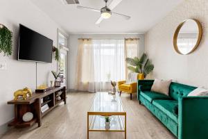 Riverwalk Nearby | King Bed | Downtown Stay