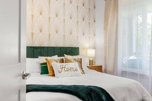Riverwalk Nearby | King Bed | Downtown Stay