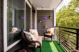 Riverwalk Nearby | King Bed | Downtown Stay