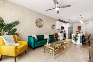 Riverwalk Nearby | King Bed | Downtown Stay
