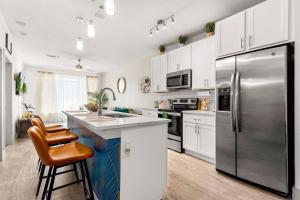 Riverwalk Nearby | King Bed | Downtown Stay