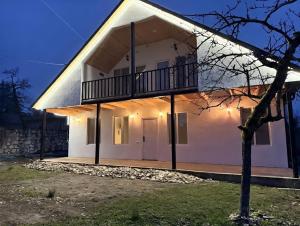 Loretas Canyon Farmhouse