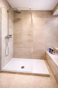 New Royal Mile Apartment with Balcony and Stunning Views Top Floor No Lift
