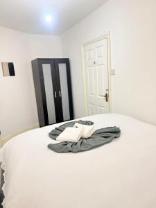 One bed Elizabeth line garden Escape -emphasize privacy and comfort