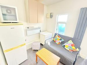 One bed Elizabeth line garden Escape -emphasize privacy and comfort