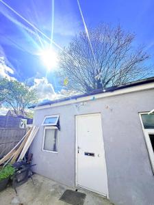 One bed Elizabeth line garden Escape -emphasize privacy and comfort