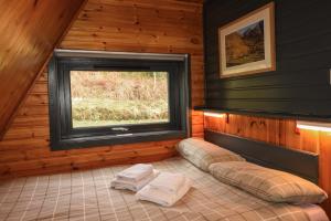 Couples Cabin with Loch & Mountain Views - Quiet Location between Glencoe & Ben Nevis