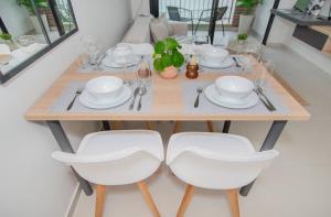 Modern 1BR Walk to Malls Gym Pool & City View