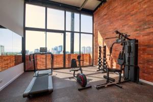 Sunlit Studio Desk Gym & Full Kitchen