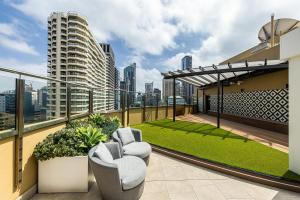 Spacious CBD Suite with Pool & Gym - Walk to Opera House