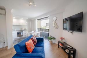 Spacious CBD Suite with Pool & Gym - Walk to Opera House