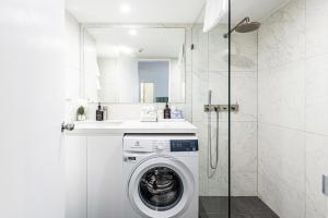 Spacious CBD Suite with Pool & Gym - Walk to Opera House