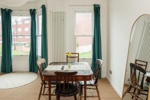 Stylish Stratford Flat for up to 4 Guests